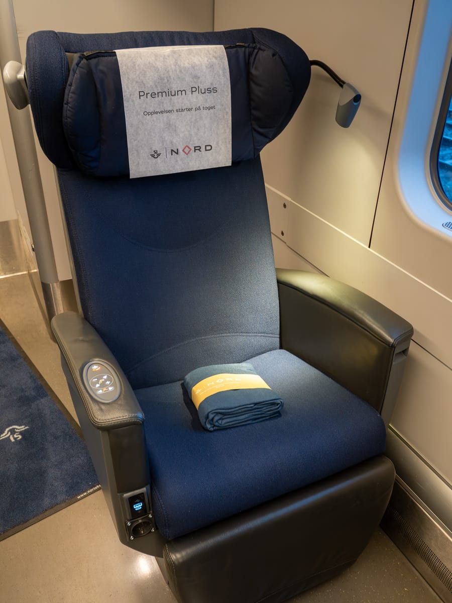 Fauteuil inclinable de la catégorie Premium Pluss avec liseuse et couverture
