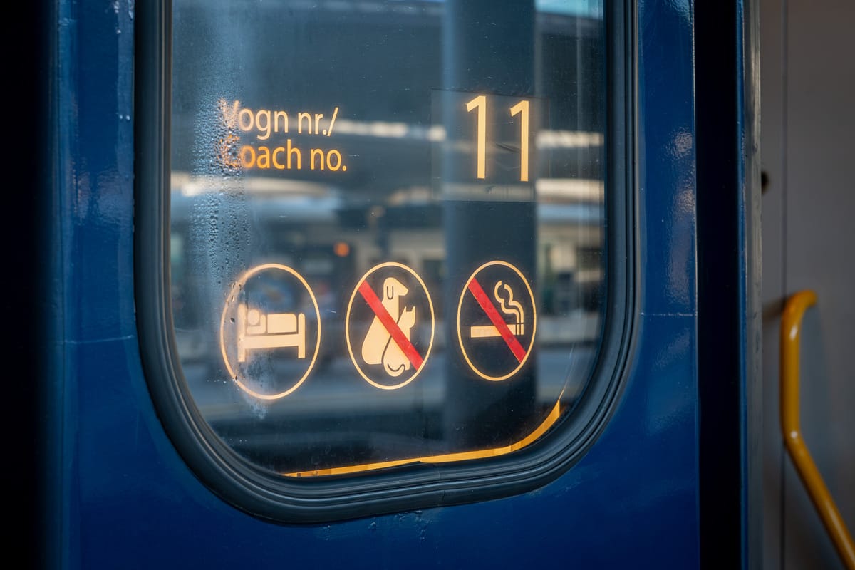 Pictogrammes sur la porte d’une voiture : pas de voiture-lit, pas d’animaux, interdiction de fumer