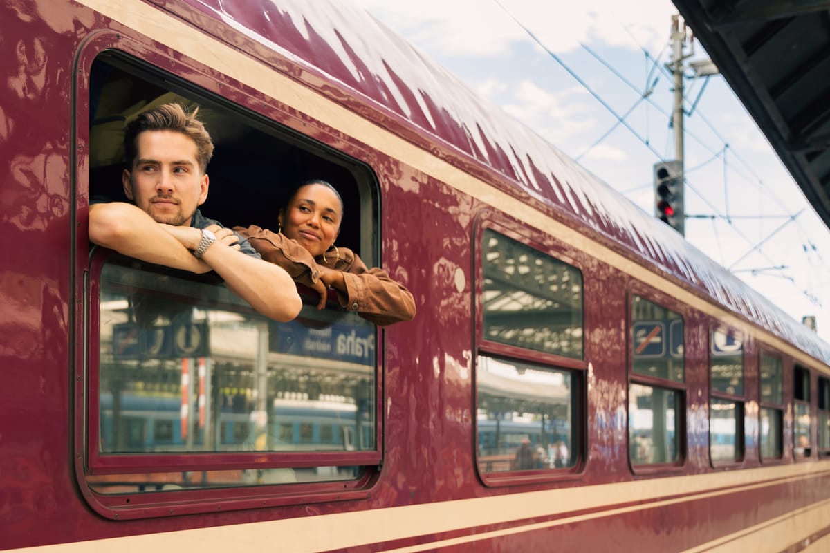 Der European Sleeper Nachtzug verlässt den Bahnhof