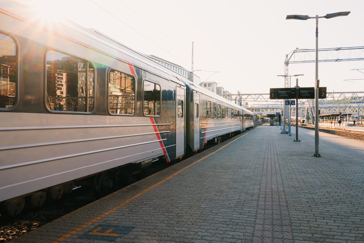 Train de nuit au lever du soleil à Oslo