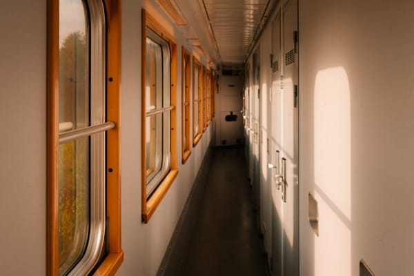 Blick in einen Gang eines schwedischen Nachtzuges im Zwielicht