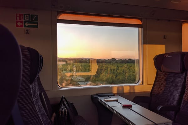 Photo prise depuis une voiture à places assises, à l'aube ou au crépuscule